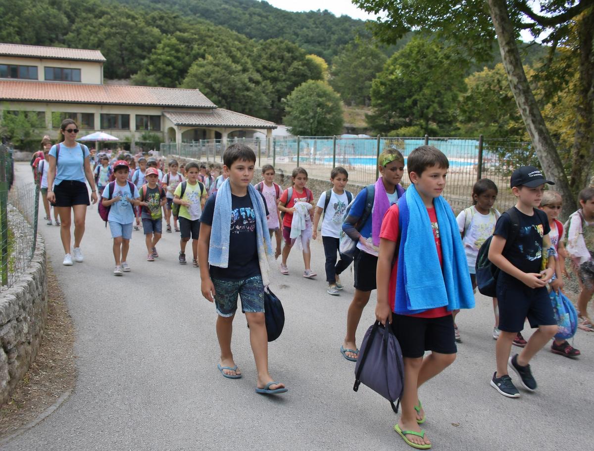 Školní třída jde s pedagogickým doprovodem k bazénu v areálu v přírodě